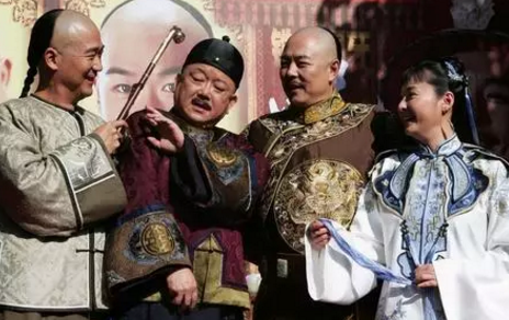 清朝纪晓岚不可一日无女，烟肉女不离手