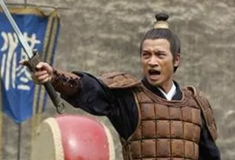 皇帝请武将吃饭，却没给他筷子，武将这么做就被排挤了