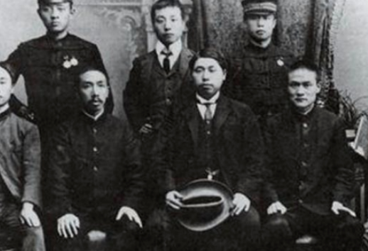 民国最狂诗人：杜甫龚自珍都不如我？