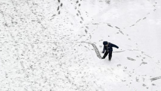 内蒙古呼和浩特迎来2019年首场大范围降雪，致交通受阻