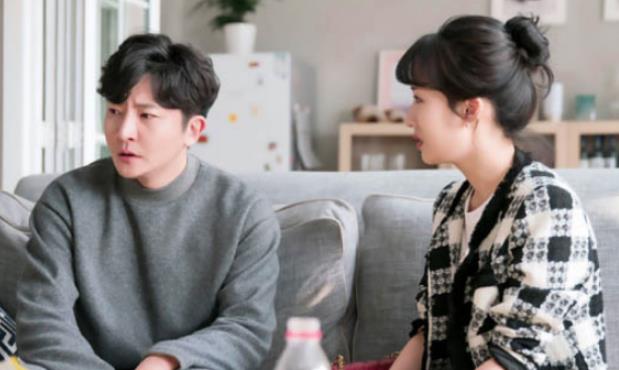 《都挺好》苏明成朱丽离婚，明玉站在窗口若有所思