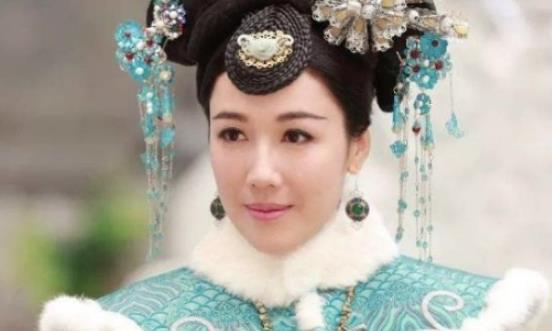 她出身卑微，生了个残疾的皇子晚年才被封妃