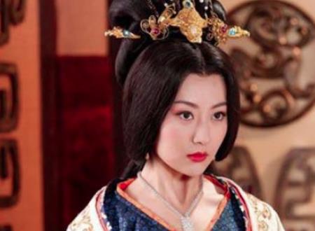 皇帝醉酒后开玩笑说要废掉爱妃，妃子便将他活活闷死