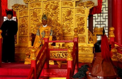 朱由崧：嗜酒如命在朝堂发疯，自顾不暇却还要选秀