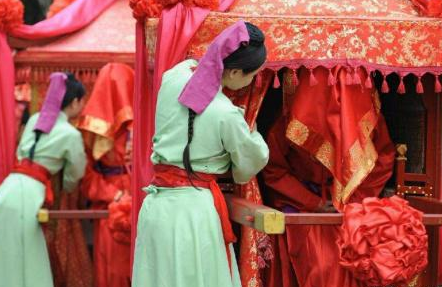 古时候没有这个职业的话 估计很多人就要单身一辈子