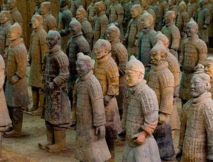 在成千上万的兵马俑中没有一个模样是完全一样的 这兵马俑是用真人铸造的吗