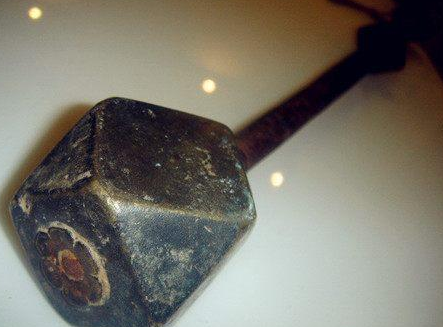 上图是实战中的八棱梅花亮银锤,单锤大概在5斤上下因为矛,矟等刺杀类