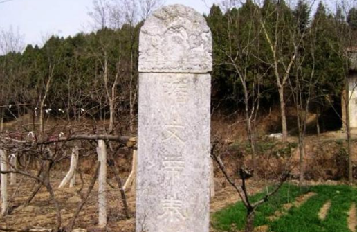 考古学家发现一隔十分寒酸的古墓，没想到竟是一代帝王墓