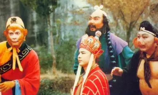 蝎子精抓了唐僧一整夜之后为什么没有吃他？她想干什么