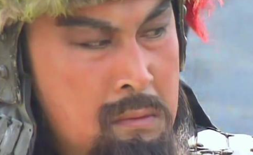 温酒斩华雄只是个意外，关羽误打误撞压轴出场，从此一战成名