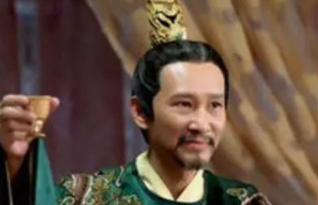 一大臣晚年从不关家门，儿子：东西快被偷光了，大臣：先保命