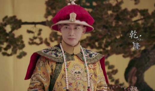 25岁登基的乾隆皇帝，是怎么在30岁之前掌握朝政大权的？