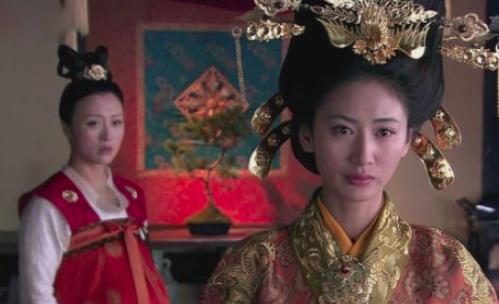 她本是先帝妃子，后来嫁给儿子自杀身亡