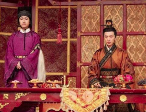 此皇帝文聪明过人，却被大臣逼成一傀儡