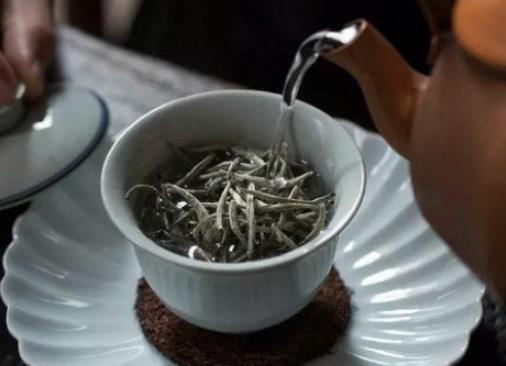 古代爱饮茶的皇帝都喜欢喝些什么茶？