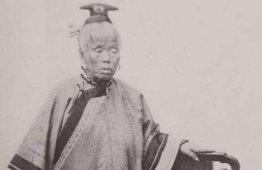她只是个婢女，死后各路官员都沿途跪拜