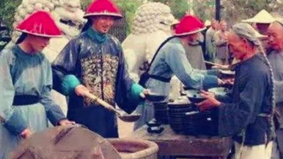 和珅往赈灾粥里放沙子，灾民为什么还感恩戴德？