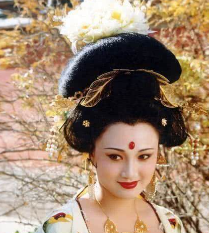 那流倜傥的唐玄宗后宫佳丽无数 为什么杨贵妃能够得到皇帝专宠十几年呢
