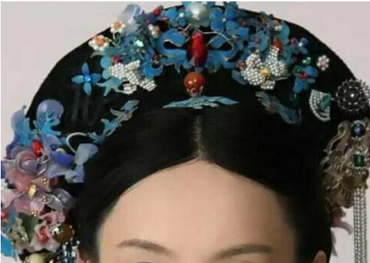清朝宫廷女子往头上戴如此重的旗头,难道她们不累吗?