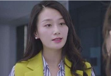 《幕后之王》斯黛拉扮演者是谁？在职场上的气场十足