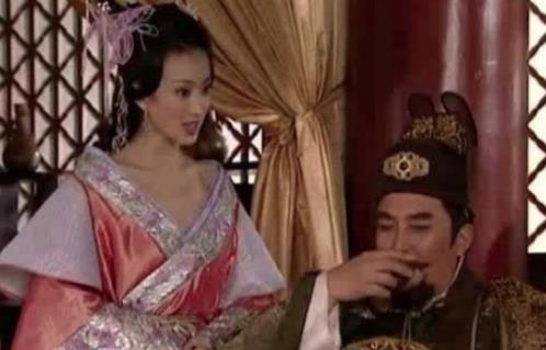 朱元璋吃饭时菜里有头发，厨子马上取下帽子说：我没头发