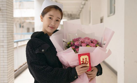 《刺杀小说家》是根据小说改编的吗？主演都是谁
