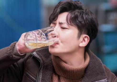 《都挺好》苏明成为什么去非洲？他和朱丽和好了吗？