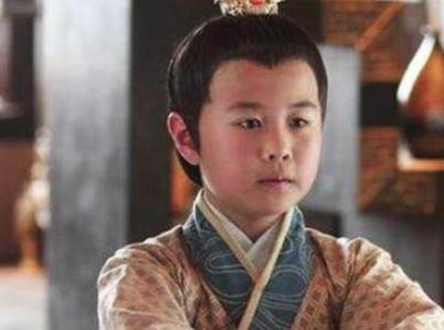 这位皇帝无子，官员竟然送来两小孩