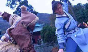 倚天屠龙记中丐帮四大长老，除了方东白和传功执法，另一个是谁？