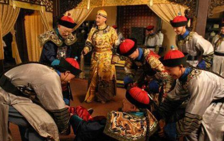 孝贤纯皇后去世后，乾隆为什么对两个太子说皇位没份？