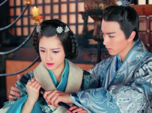钩弋夫人天生紧握拳头无人能开，为何汉武帝一摸就开？