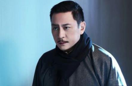 《请赐我一双翅膀》关泊君是谁？他真实身份是什么？