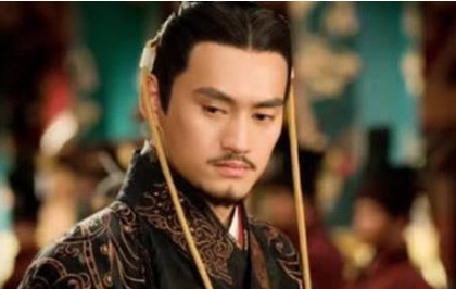 大臣睡觉把腿压在刘秀肚子上，他是怎么做的？