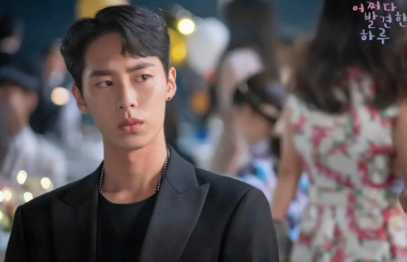 偶然发现的一天白经最后喜欢谁?偶然发现的一天白经扮演者?