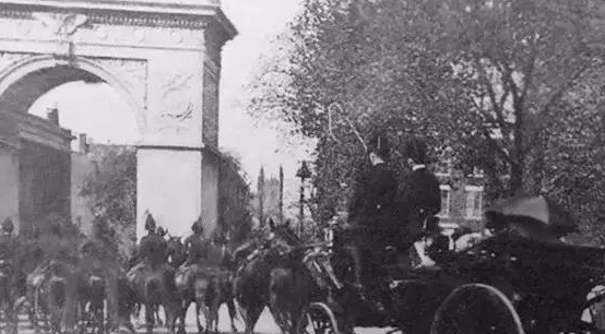 李鸿章出访欧美,虽说清王朝没落被欺,但他却受到各国重视?