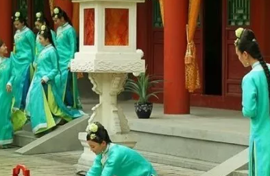 皇帝赏赐宫女，大臣竟挥刀自宫主动做太监