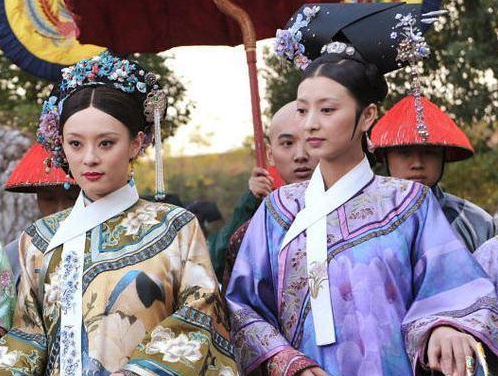 清朝后宫女子，为什么脖子上都戴着一条白色领子？是用来做什么的