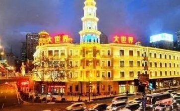 他借钱从来不花，全部锁在柜子里，按时还款，后来成亿万富翁