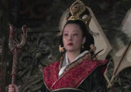 她历经六任国君，一生夫不爱、子不孝