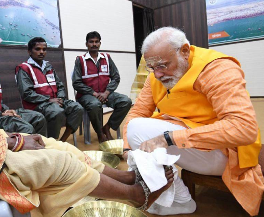 莫迪给掏粪工洗脚是怎么回事 工人：给我们工作和薪水