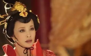 皇帝出上联：冰冻兵车，兵砸冰，冰碎兵车动！女童的下联堪称经典