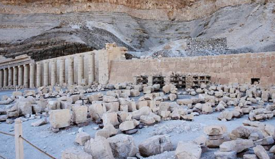 帝王谷顾名思义就是帝王的墓穴 在一片荒无人烟的石灰岩峡谷中