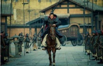 看别陷阵营全军只有七百余人  但个个骁勇善战，装备配制精良