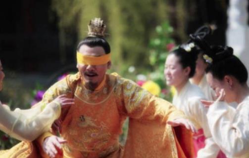 皇帝派儿子出去打仗，自己却在宫中宠幸儿媳？