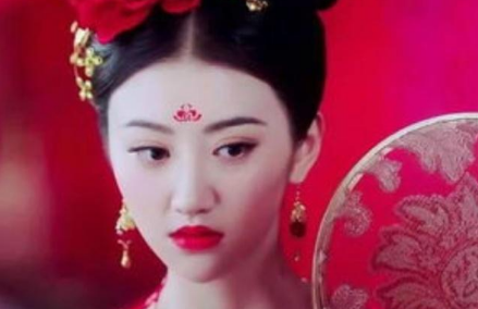 古代没有什么化妆品之类的 女子一般都用什么装饰自己呢