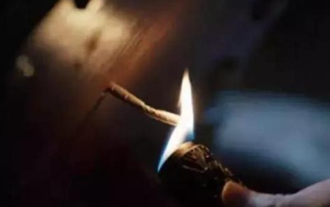 古代的火折子的制作原理是什么？为什么一吹就能冒火？