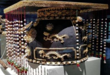 皇帝冠帽上为何挂那么多的珠子 里面可是大有讲究的