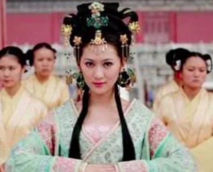 司马伦：司马懿的儿子，直接了引发八王之乱