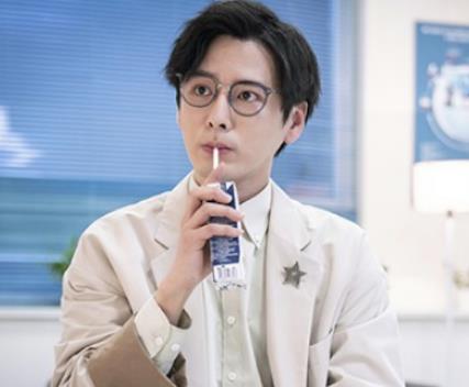 《外星女生柴小七》张医生是谁演的？扮演者个人资料介绍