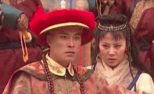 雍正继承皇位后，他是怎么对待两个亲哥哥的？